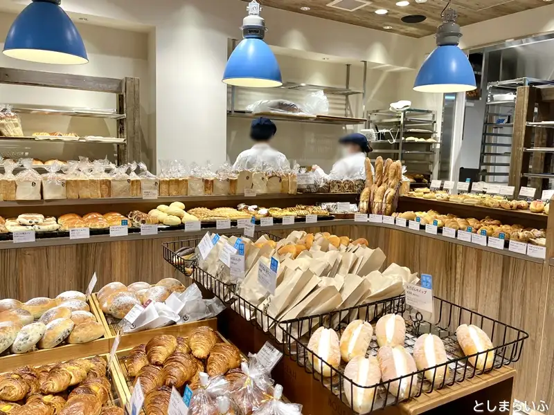 ブーランジェリーボヌール巣鴨店 パンが並ぶ様子