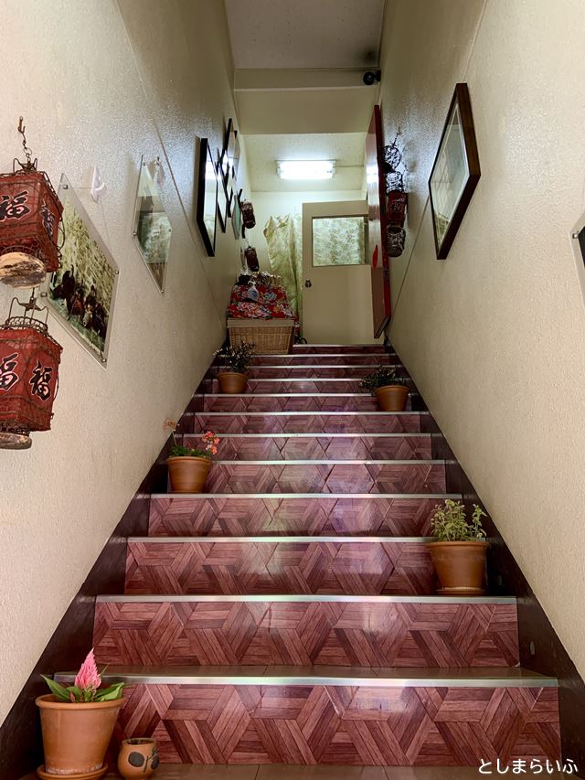梅舎茶館 メイシャチャカン 階段