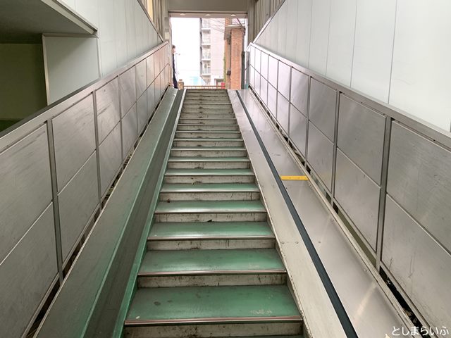 目白駅東自転車駐車場の階段