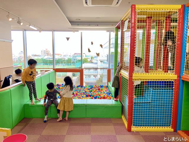 スキップキッズ アイテラス落合南長崎店 複合遊具で遊ぶ子供