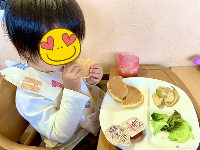 スキップキッズ アイテラス落合南長崎店 パンケーキを食べる子供