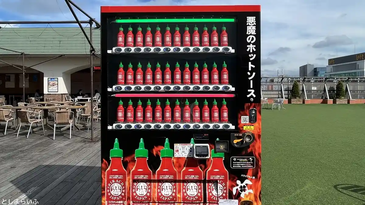 旨辛スリラチャソースの自販機が池袋東武に登場！｢スリラチャの赤備え｣購入レポ