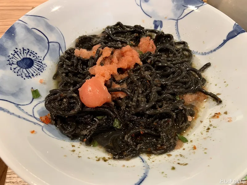 東京たらこスパゲティ 黒いスパゲティにスープを入れたところ